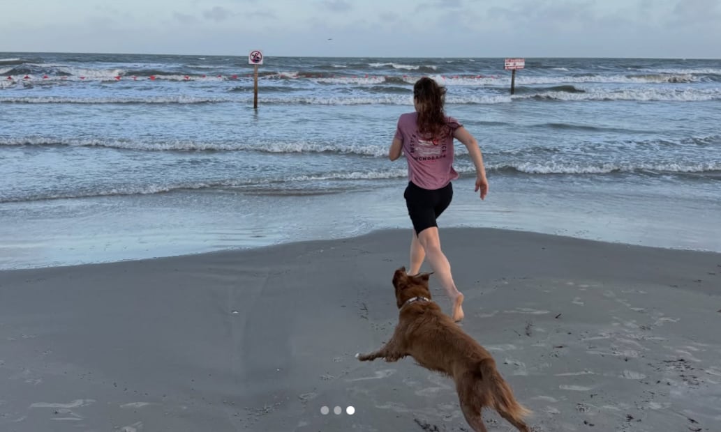 Fotos del reencuentro de Christina Koch, astronauta de Artemis II, con su perrita. Foto: Instagram @astro_christina