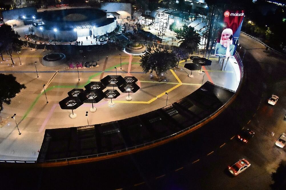 En la zona se construyeron dos fuentes bailarinas, con una capacidad de 18 mil litros de agua, cada una, 16 mil combinaciones de luz de diferentes colores; en el piso se pintaron las rutas de las 12 líneas del Metro. (CORTESÍA)