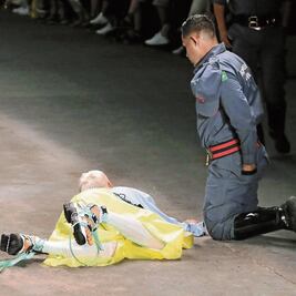 Muere modelo y pasarela continúa