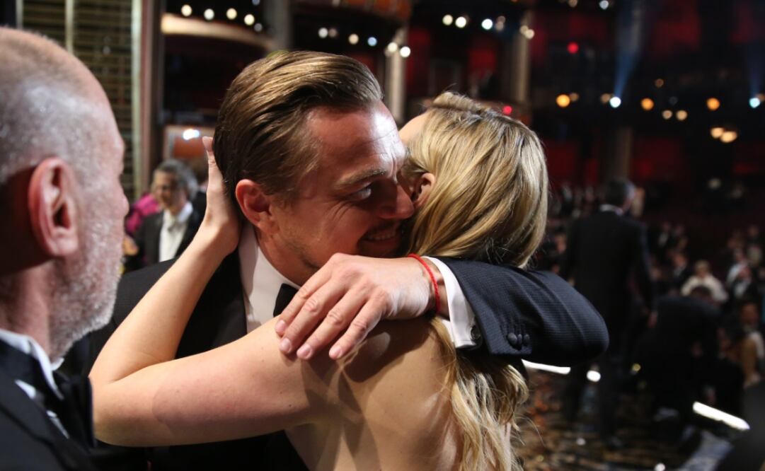 Kate Winslet felicitó a DiCaprio al ganar el Oscar  FOTO:AP