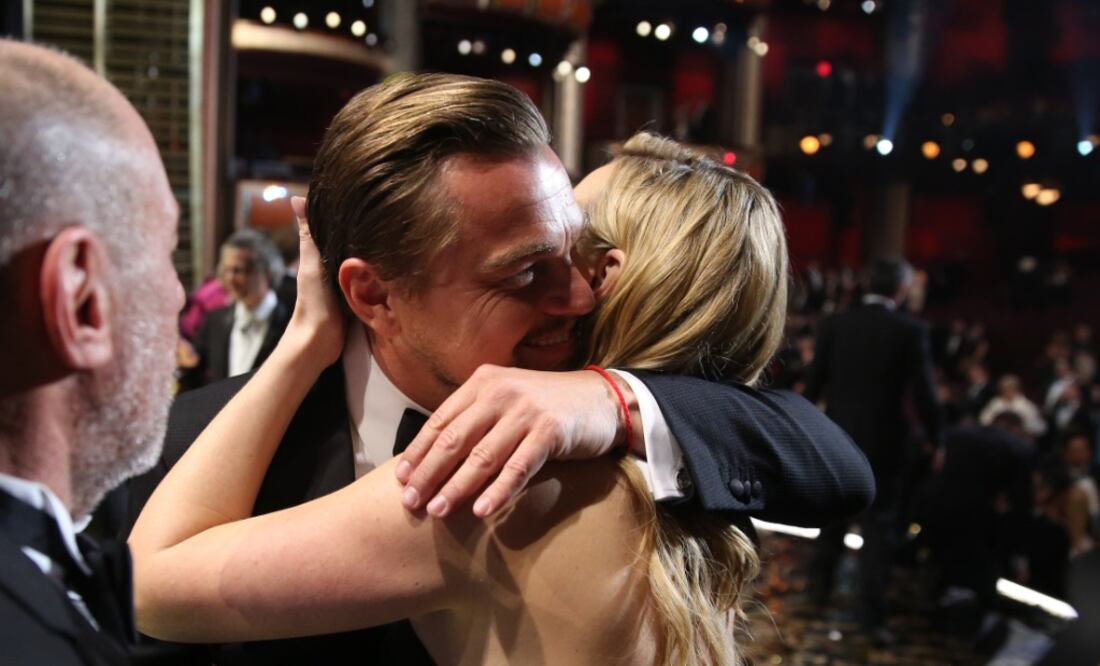 Kate Winslet felicitó a DiCaprio al ganar el Oscar FOTO:AP