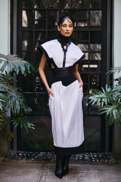 Look del diseñador mexicano Abel López. Arnés y cinto: Otalora Rohana. Botas: Michael Kors. Foto: Angie Pineda