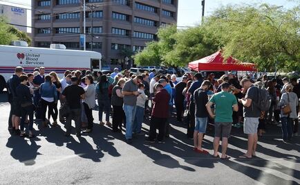 Decenas hacen fila para donar sangre a víctimas de tiroteo en Las Vegas