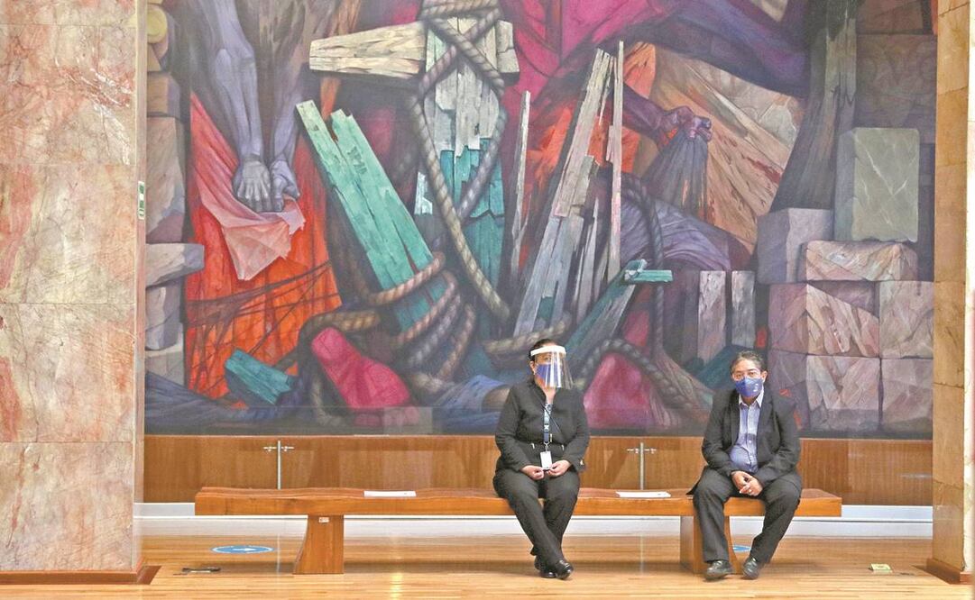 Delante del mural Liberación , de Jorge González Camarena, personal de seguridad del Palacio de Bellas Artes esperaba ayer por el público. Fotos: CARLOS MEJÍA. EL UNIVERSAL