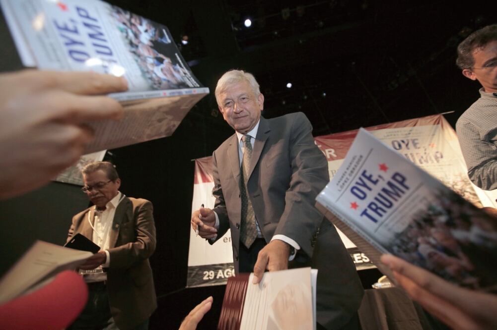 Andrés Manuel López Obrador presentó en Los Ángeles su libro Oye Trump. Propuestas y Acciones en Defensa de los Migrantes en Estados Unidos . (LUIS CORTÉS. EL UNIVERSAL)
