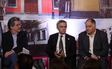 Presentan libro y placas de lugares imprescindibles en el Centro Histórico