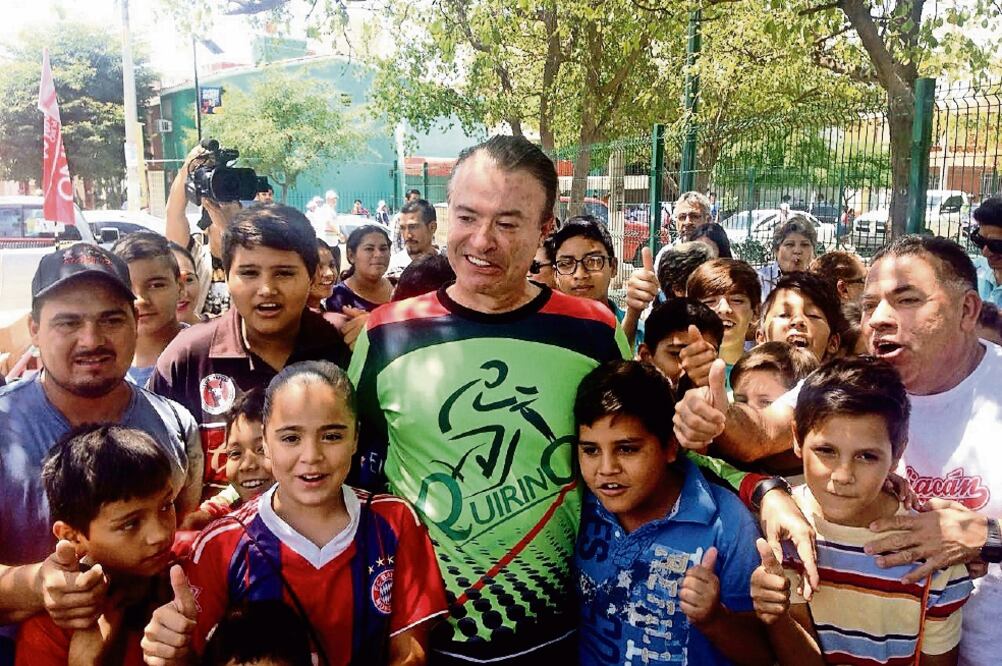 El abanderado del PRI, Quirino Ordaz, tras encabezar un paseo ciclista ayer, respaldado por simpatizantes (ESPECIAL)