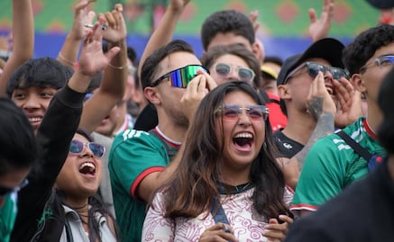 Fan Fest del Zócalo está a tope y autoridades redirigen a aficionados a Reforma; ambiente mundialista se vive entre cumbias y porras