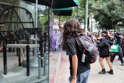 VIDEO Protesta "antigentrificación" se torna violenta y destrozan Starbucks; “Vivienda es un derecho, no un negocio”, dicen