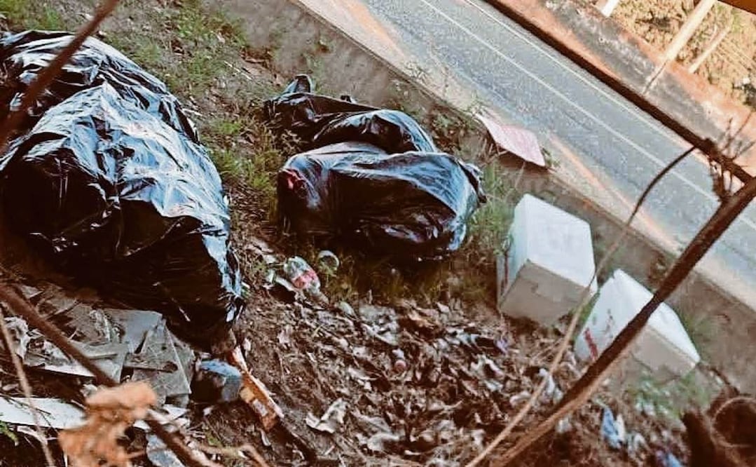 Junto a las víctimas se encontraba una cartulina con amenazas del grupo criminal La Barredora. Foto: Especial