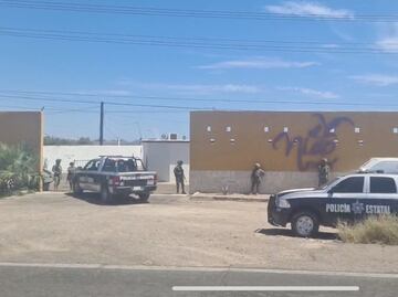 Hallan cuerpos de 4 personas dentro de un vehículo estacionado en un hotel de Empalme, Sonora