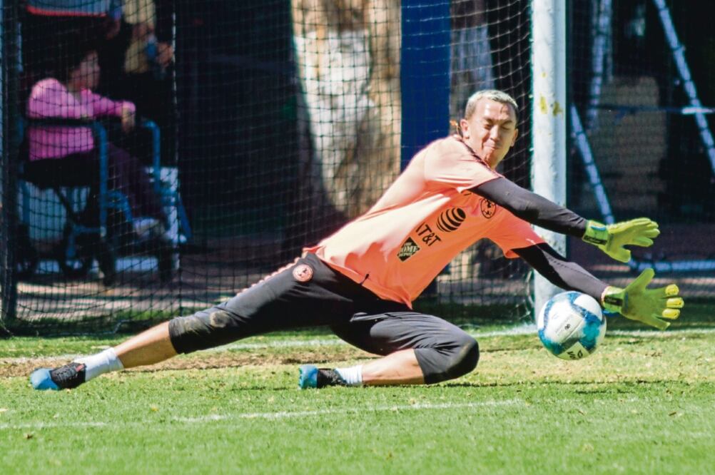 El argentino levanta la voz en Coapa para recriminar a sus compañeros por salir sobrados ante adversarios que tienen sed por humillar al campeón. Foto:  IMAGO7 