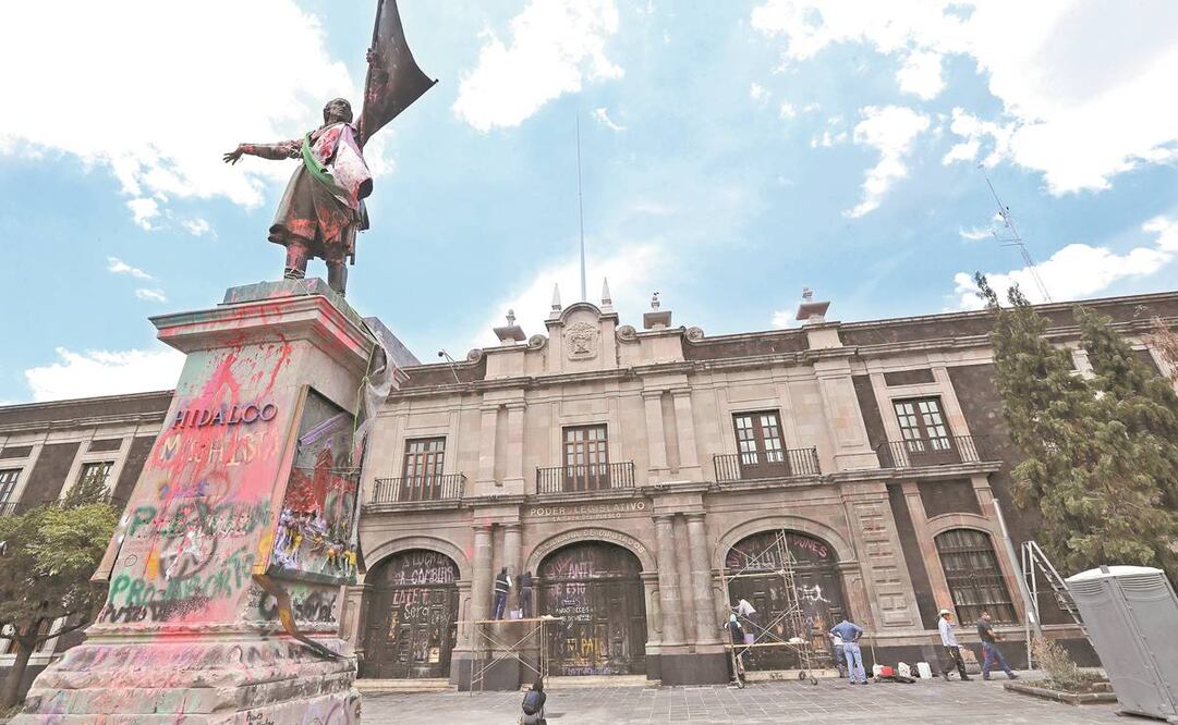 Ayer iniciaron las labores de limpieza en el Congreso del Edomex, tras estar tomado por grupos feministas. Foto: Jorge Alvarado. EL UNIVERSAL