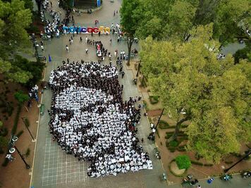 Recuerdan con retrato viviente a Frida Kahlo en Coyoacán