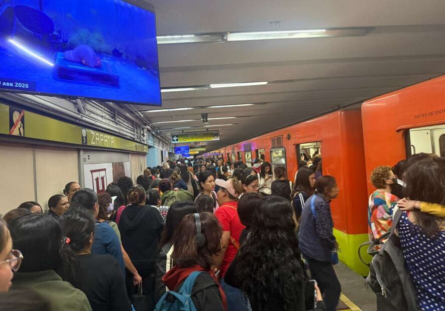 Este viernes, integrantes del sindicato no laboraron horas extras, lo que implicó una disminución de los trenes que circulan en las 12 líneas. Foto: Laura Arana / EL UNIVERSAL