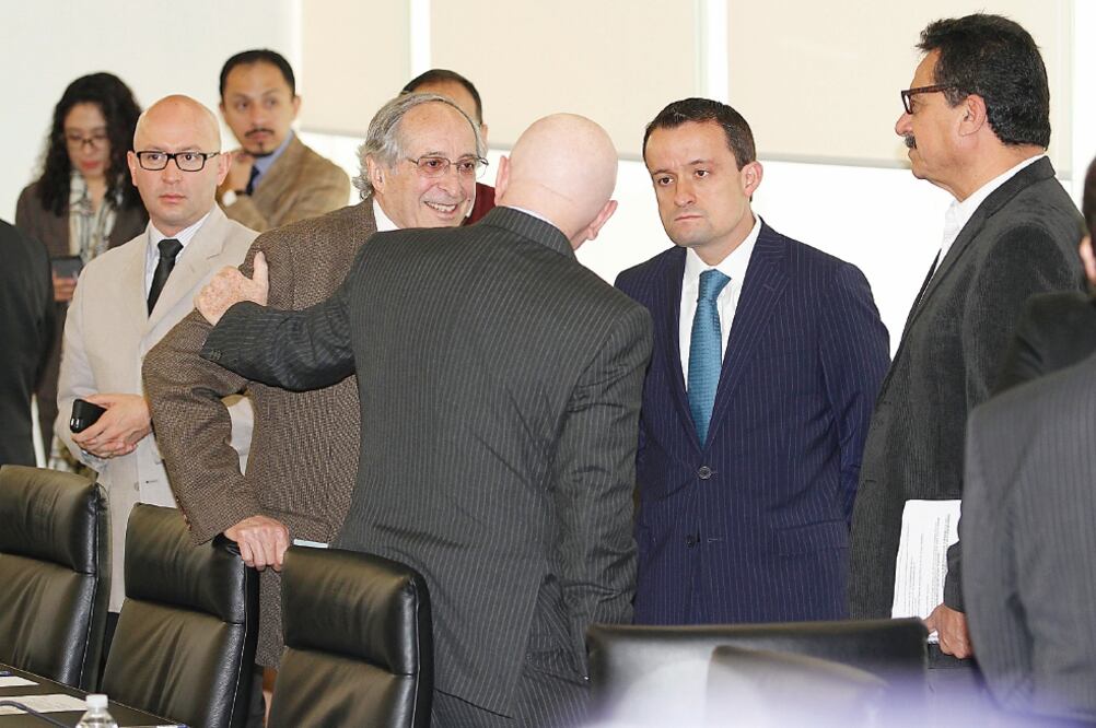 El titular de la Cofepris, Mikel Arriola (segundo de der. a izq.), dice que cua n do tengan la notificación de la Corte tendrá tres días para emitir los permisos (AGUSTÍN SALINAS. EL UNIVERSAL)