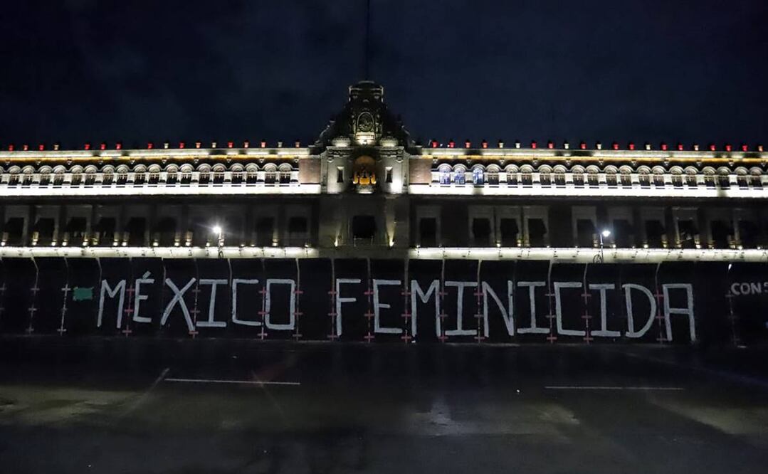 Autoridades iniciaron la colocación de vallas frente a Palacio Nacional desde la noche del lunes 7 de marzo, previo a la movilización del 8M. Foto: Fernanda Rojas/EL UNIVERSAL