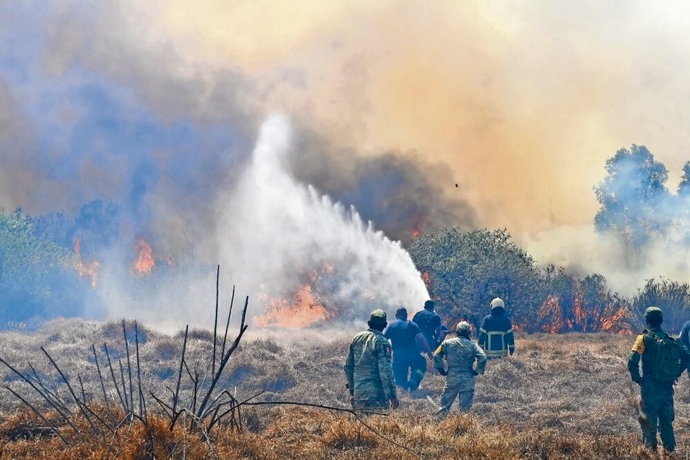 Elementos del Ejército Mexicano y bomberos de Naucalpan, Tlalnepantla y de la Ciudad de México apoyan en combatir el fuego en el vaso regulador El Cristo. Foto: Especial