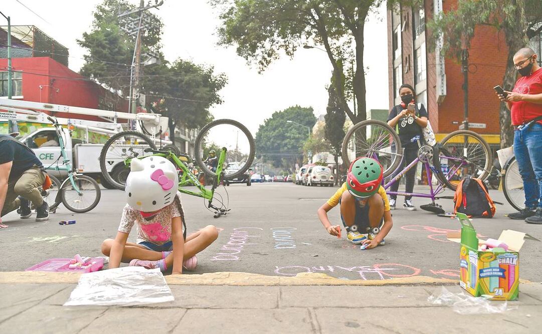 Los ciclistas hicieron un carril con sus bicicletas y colocaban frases como “No más muertes” y “Baja la velocidad”. Foto: Hugo García/ El Universal.