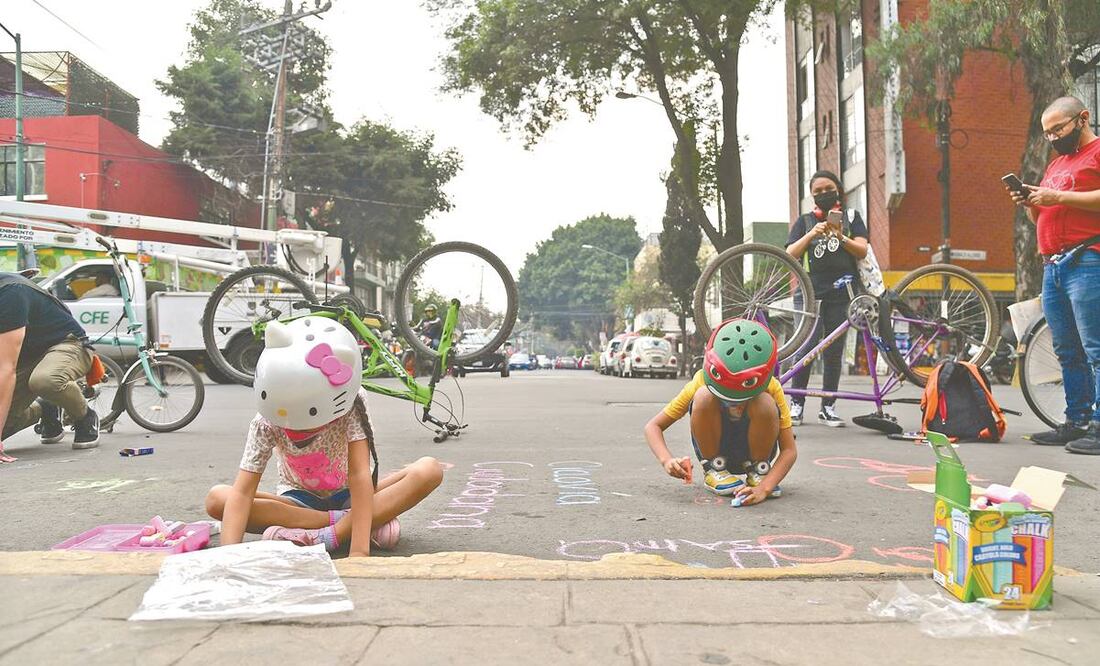 Los ciclistas hicieron un carril con sus bicicletas y colocaban frases como “No más muertes” y “Baja la velocidad”. Foto: Hugo García/ El Universal.