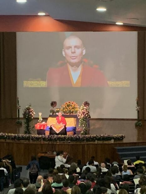 Cautiva maestro budista Lama Rinchen a cientos de personas en la Ciudad de México