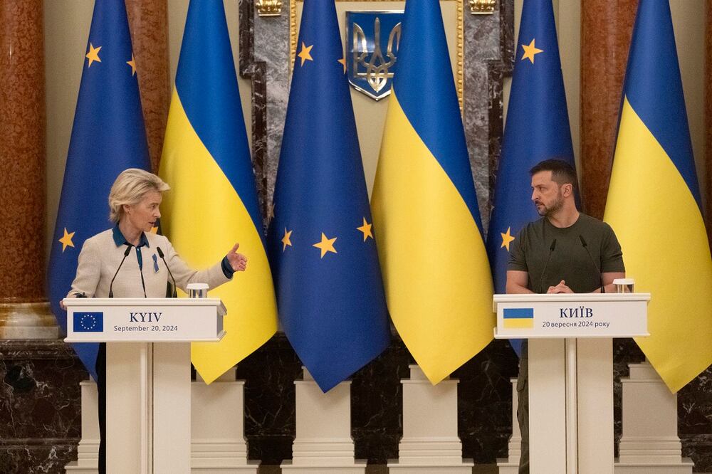 La presidenta de la Comisión Europea, Ursula von der Leyen, habla en una conferencia de prensa conjunta con el presidente ucraniano, Volodimir Zelensky, en Kiev. Foto: AP