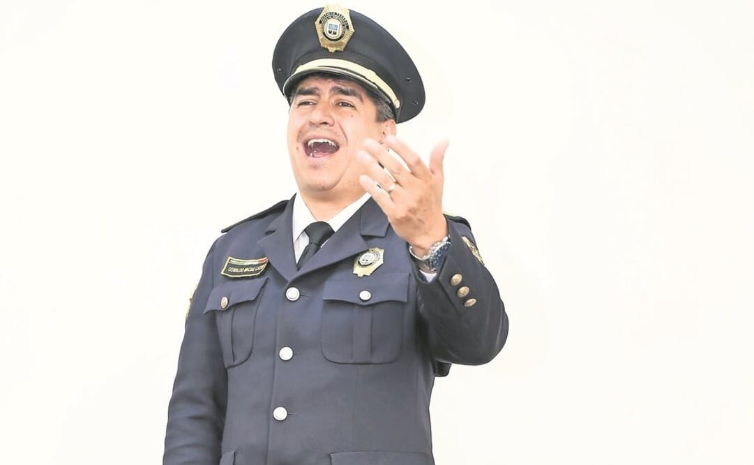 Actualmente, comenta que es alumno del tenor José Luis Duval y el barítono Ulises Maynardo Zavala, con quienes estudia las artes operísticas. (Fotos: VALENTE ROSAS)