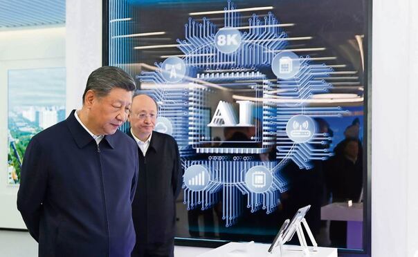 El presidente Xi Jinping visita un parque de innovación en Beijing. Foto: Sheng Jiapeng / AP