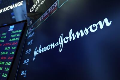 Johnson & Johnson gana 14% menos por caída en ventas de su vacuna contra Covid-19