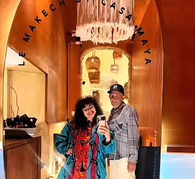 La influencer se tomó fotos con un nuevo amigo, sin saber que se trataba de un estafador. Foto: Redes Sociales