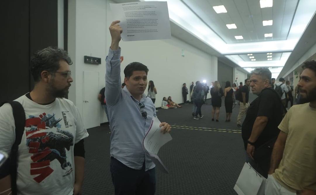 Arturo Herrera, egresado de la Universidad de Guadalajara, se manifestó en la ponencia de Sabina Berman y Paco Ignacio Taibo II. Foto: Gabriel Pano/ EL UNIVERSAL.