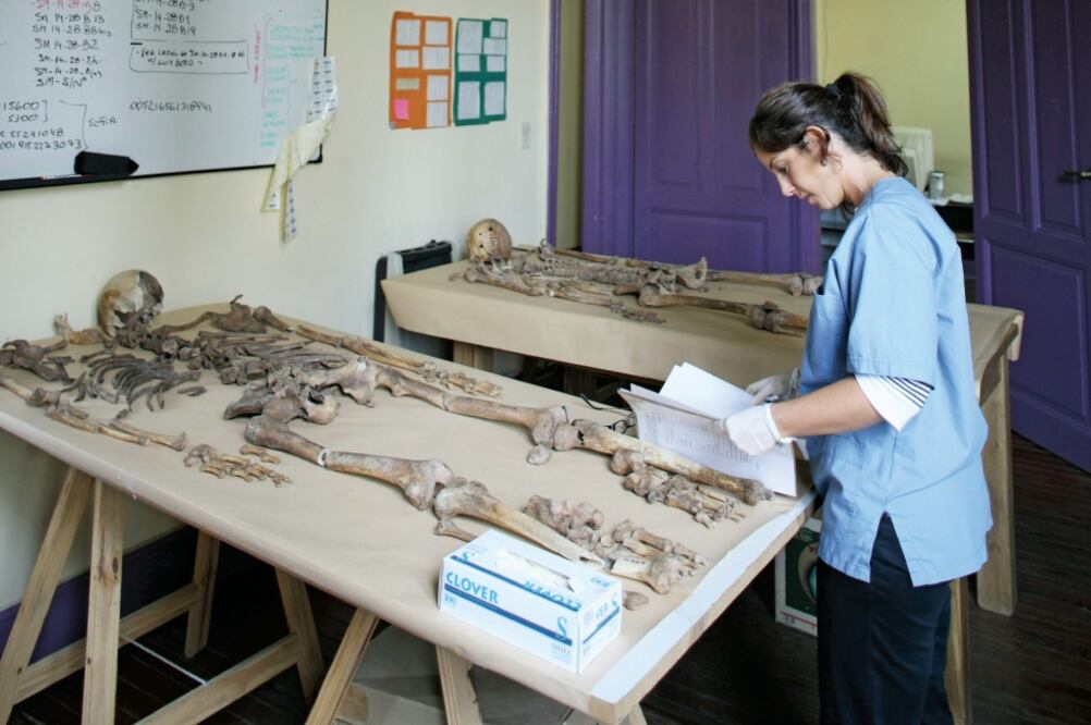 El EAAF reveló que en la segunda autopsia se encontraron fracturas en dos vértebras dorsales y en una vértebra lumbar que no se habían reportado anteriormente (ARCHIVO EL UNIVERSAL)