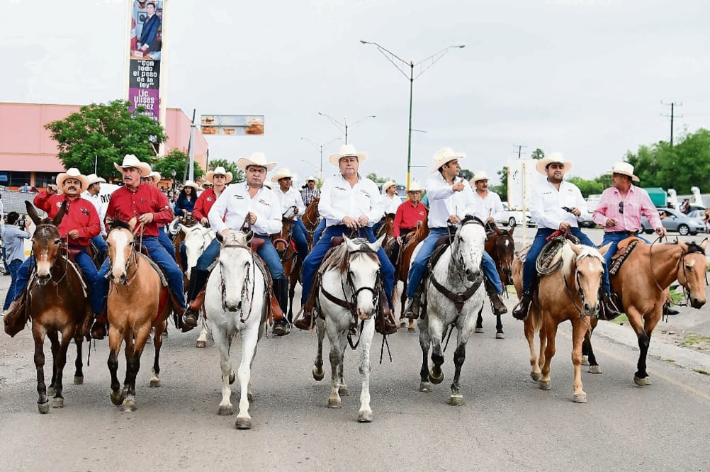 Miguel Ángel Riquelme, candidato de la coalición “Por un Coahuila Seguro” (tercero de izq. a der.), asistió a la tradicional Cabalgata de Múzquiz, organizada por la Asociación Ganadera Local. (TOMADA DE FACEBOOK DE MIGUEL RIQUELME)