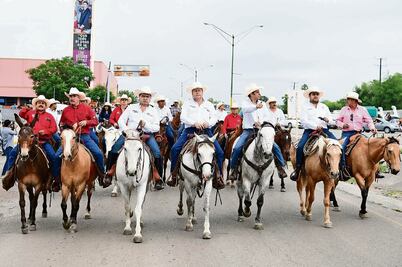 En Coahuila PRI, PAN y PT buscan votos a lomo de caballo