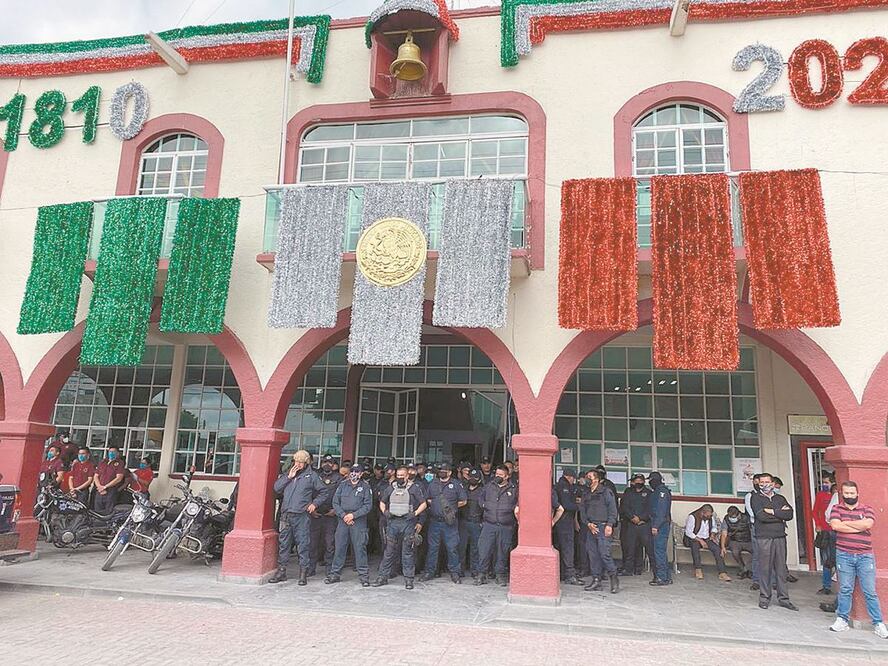 Policías custodiaron la entrada a la presidencia municipal. ESPECIAL