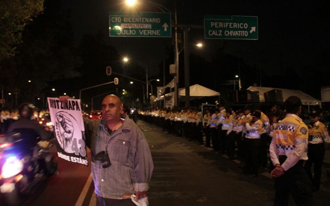 Padres de los 43 normalistas instalaron el "Plantón de la Dignidad" sobre la avenida Paseo de la Reforma a la altura de la Calzada de Chivatito. 