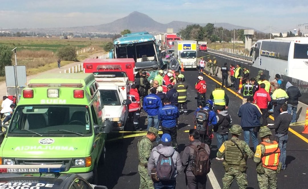Habilitan carril tras choque en Circuito Exterior Mexiquense