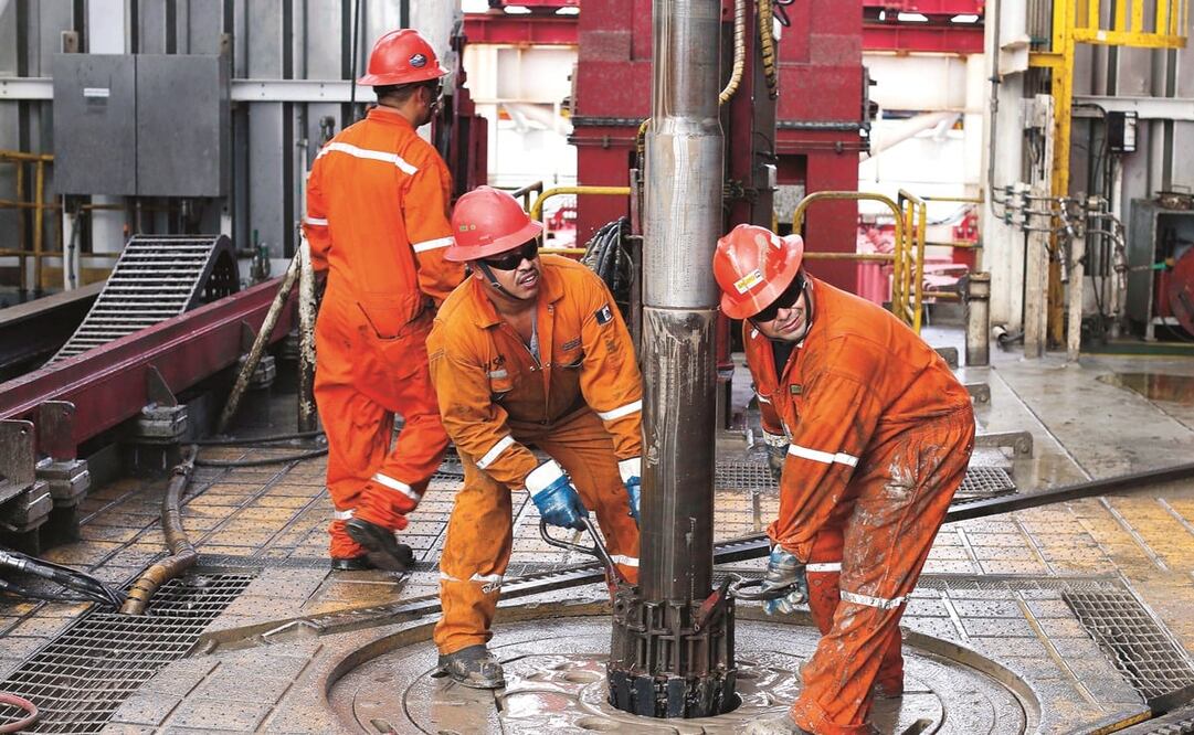Trabajadores petroleros preparan el taladro de la plataforma Centenario de perforación en aguas profundas, frente a las costas de Veracruz en el Golfo de México. Foto: Archivo / AP