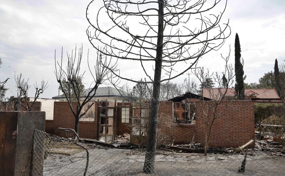 Viviendas afectadas por el fuego en la población Soto de Viñuelas mientras continúan las labores de extinción del incendio forestal en Tres Cantos, Madrid, España, el 12 de agosto de 2025. Foto: EFE