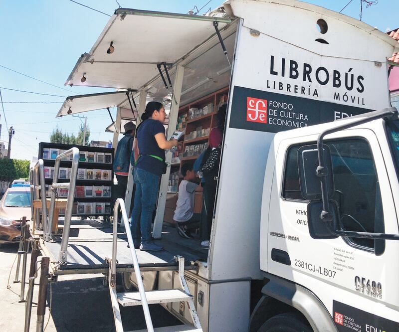 El Librobús, impulsado por el Fondo de Cultura Económica, recorrerá las calles del municipio de Nezahualcóyotl acompañado de policías locales que serán promotores de lectura. Foto: EMILIO FERNÁNDEZ. EL UNIVERSAL
