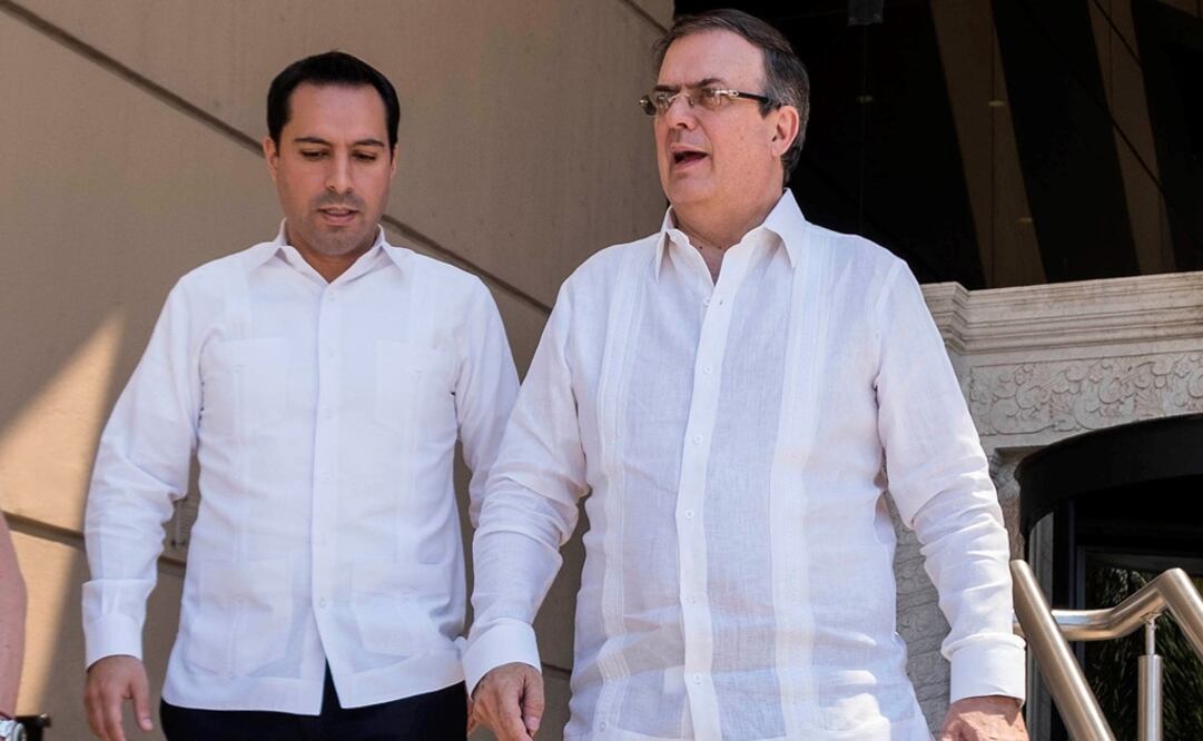 El canciller Marcelo Ebrard, acompañado del gobernador de Yucatán, Mauricio Vila, conversan este jueves, previo al inicio de la Convención US-Mexico CEO Dialogue (EFE)