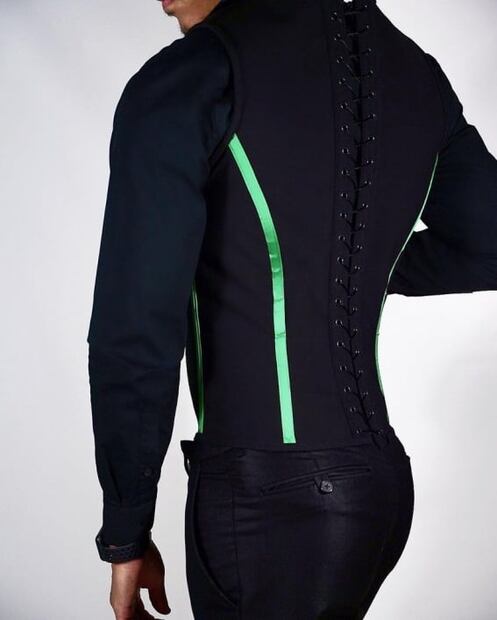 Lanzan corset para hombres y se vuelve viral