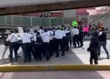Policías estatales protagonizan zafarrancho con manifestantes en Hidalgo