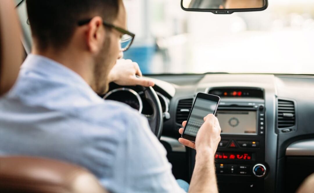 Disminuye el uso del celular, pero aumentan los accidentes viales: estudio
