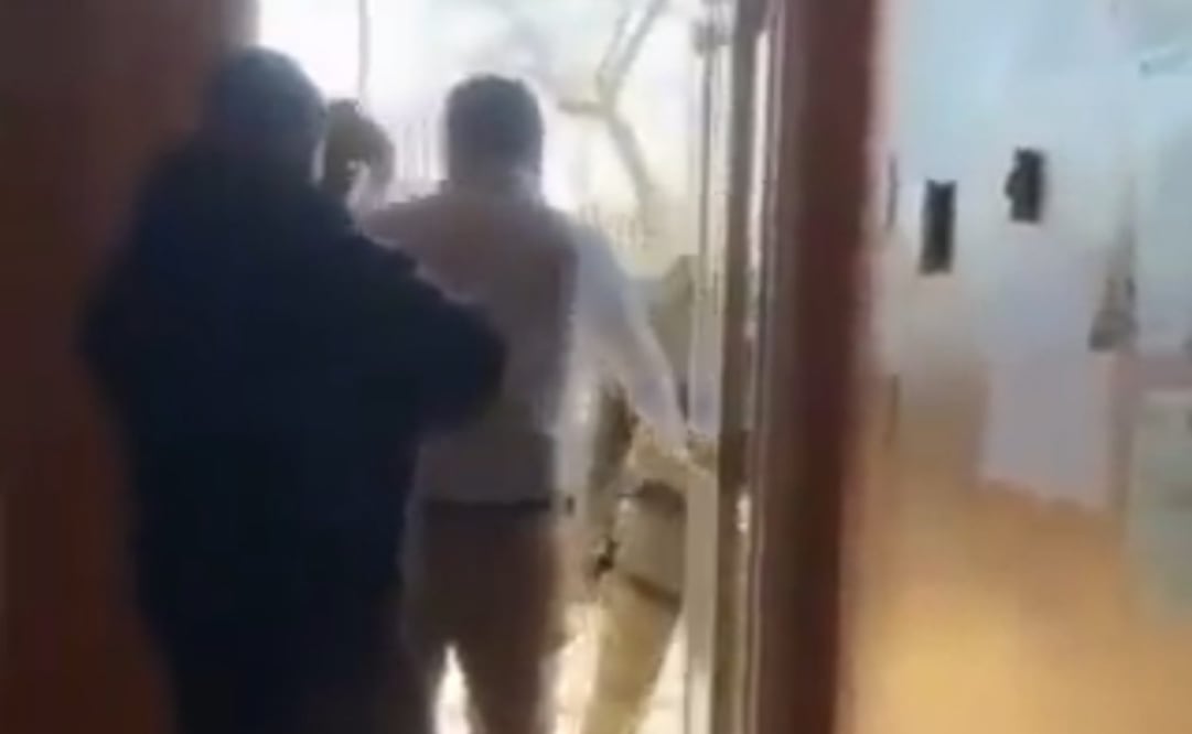 “Los agentes de ICE estaban concentrados en arrestar al extranjero ilegal criminal. En ningún momento los agentes de ICE ingresaron al consulado” precisó un portavoz. Foto: Captura de pantalla