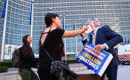 Ambientalistas arrojan pasteles a director de aerolínea en protesta contra contaminación de aviones en la EU