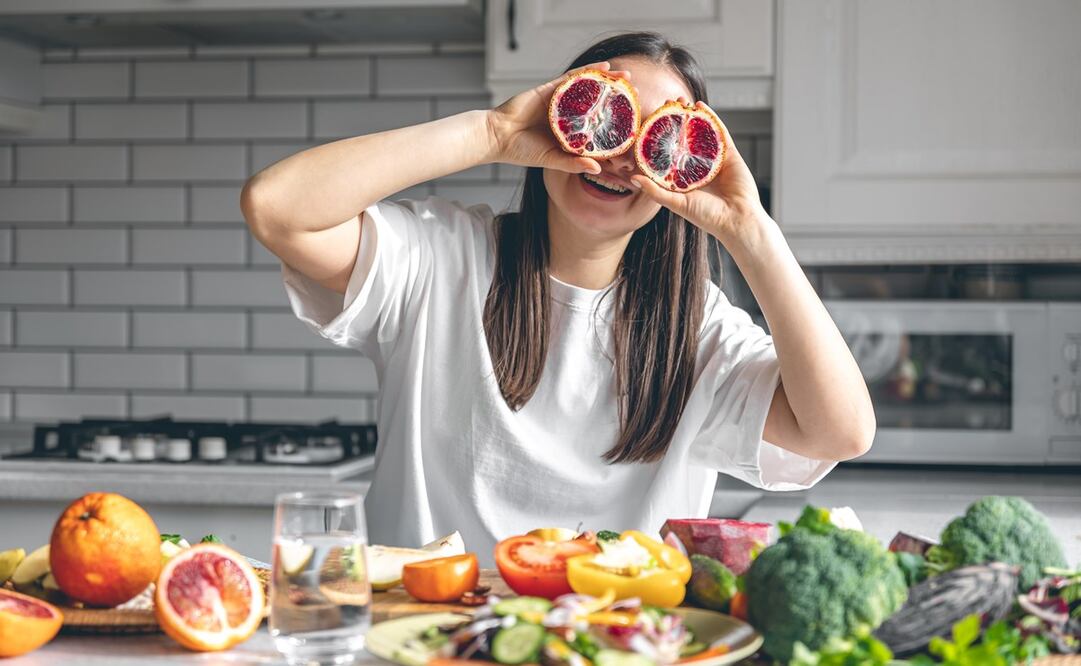 La alimentación equilibrada es una herramienta poderosa para mejorar la salud visual. Foto: Freepik