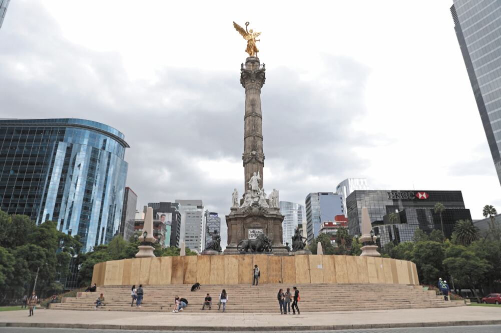 De acuerdo con autoridades capitalinas, el cierre del monumento estaba contemplado como parte de la restauración que se realiza por los daños que sufrió en su estructura por los sismos de septiembre de 2017. Foto/IVÁN STEPHENS. EL UNIVERSAL