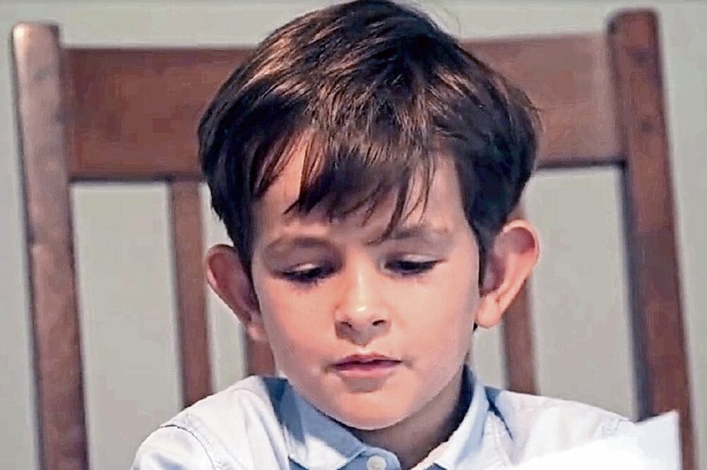 Imagen captada del video en el que Alex se ofrece a recibir al niño sirio Omran en su casa, para “darle una familia” (TOMADA DE VIDEO)