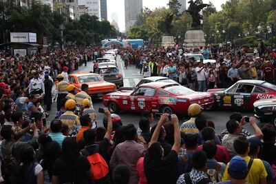 Autos clásicos "se pasean" por la CDMX